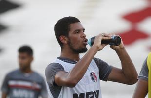 De olho na estreia da S�rie C contra o N�utico, dia 15 de abril, Santa Cruz manteve rotina de treinos, na tarde desta ter�a-feira, no Arruda. Em meio ao trabalho t�cnico, o t�cnico J�nior Rocha esbo�ou a equipe titular com: Tiago; V�tor, Danny Morais, Augusto e �vila; Ilailson, Geovani e Luiz Ot�vio; Robinho, Fabinho Alves e H�ricles.