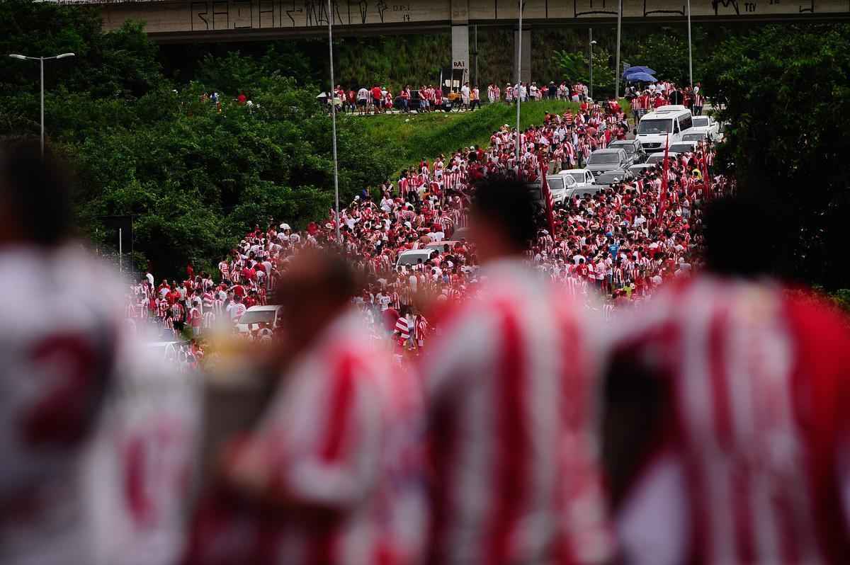 Torcidas lotam a Arena de Pernambuco para grande decis�o do Estadual
