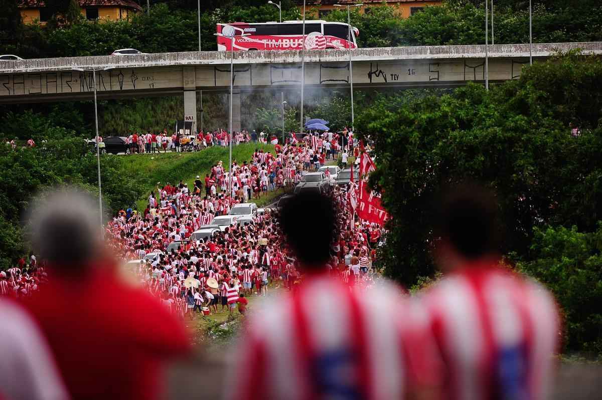 Torcidas lotam a Arena de Pernambuco para grande decis�o do Estadual