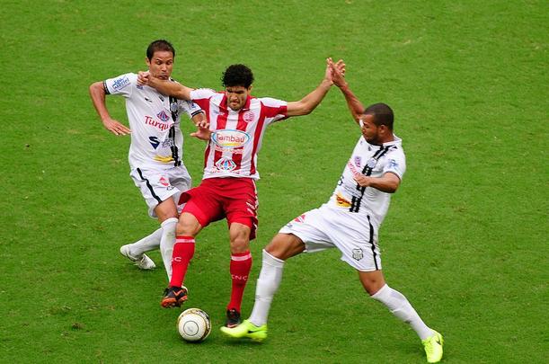 Em jogo tenso, Náutico segurou placar de 2 a 1 e levou taça estadual depois de 13 anos