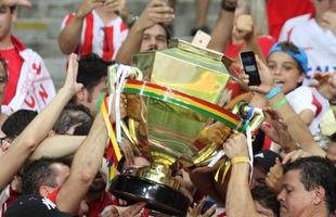 Jogadores e torcedores do Nutico fizeram a festa na Arena de Pernambuco