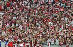 Jogadores e torcedores do Nutico fizeram a festa na Arena de Pernambuco