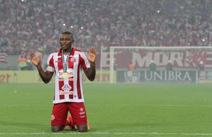 Jogadores e torcedores do Nutico fizeram a festa na Arena de Pernambuco