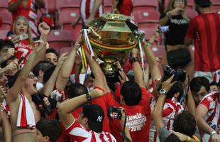 Jogadores e torcedores do Nutico fizeram a festa na Arena de Pernambuco