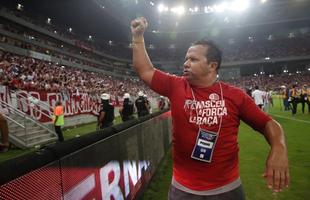 Jogadores e torcedores do Nutico fizeram a festa na Arena de Pernambuco