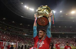 Jogadores e torcedores do Nutico fizeram a festa na Arena de Pernambuco