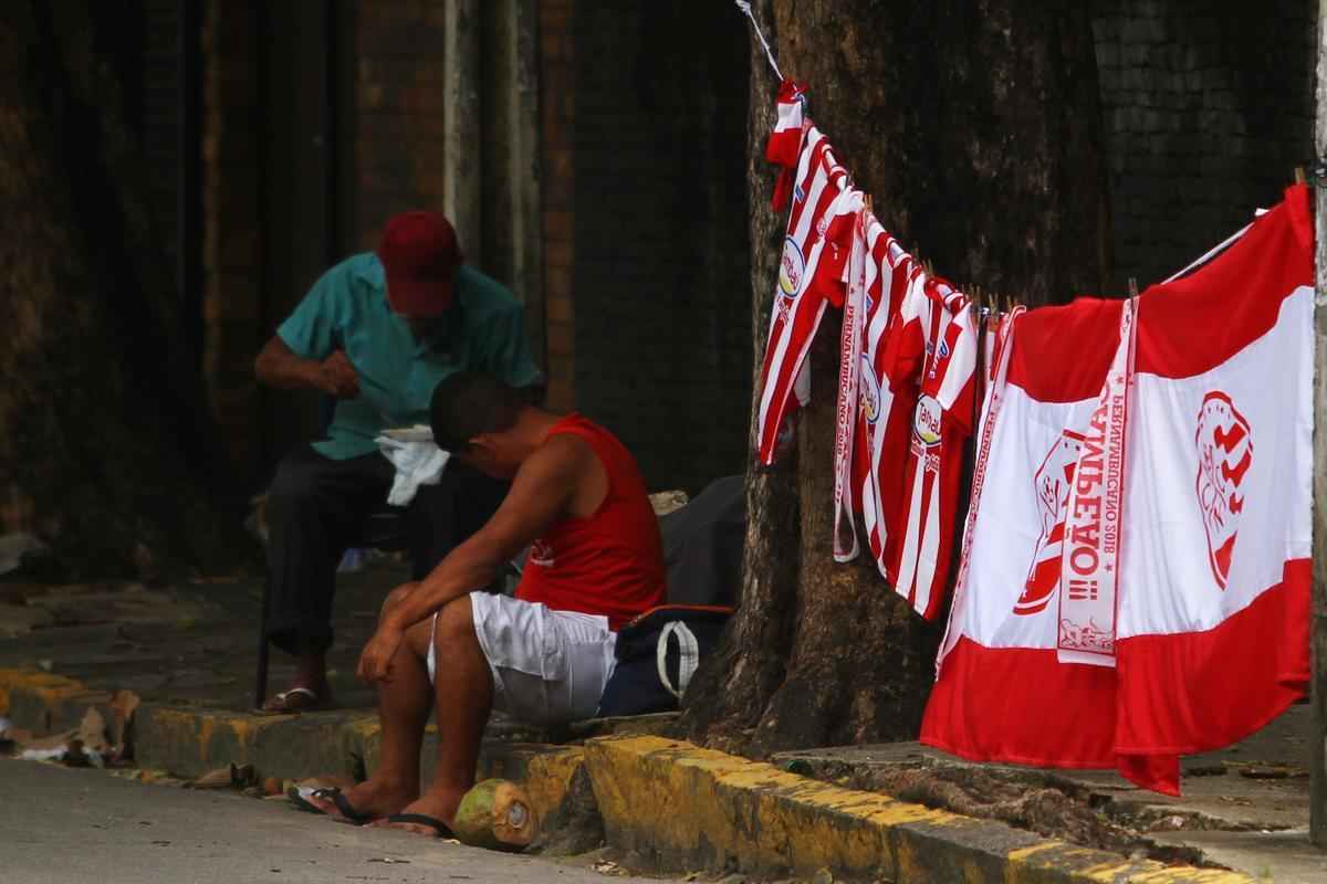 O vermelho e o branco das camisas, bandeiras e faixas do N�utico, colorem a segunda-feira em Pernambuco
