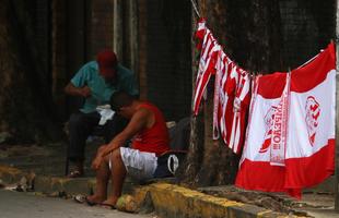 O vermelho e o branco das camisas, bandeiras e faixas do N�utico, colorem a segunda-feira em Pernambuco