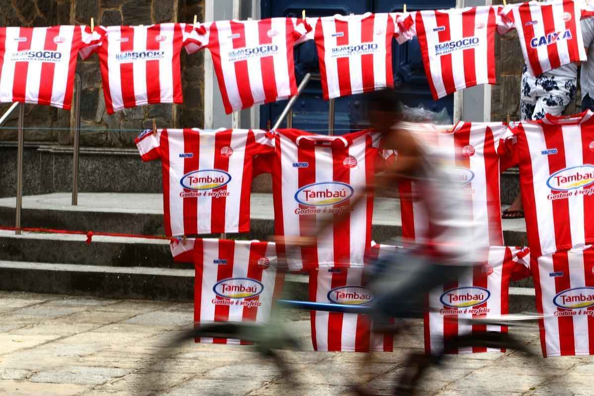 O vermelho e o branco das camisas, bandeiras e faixas do N�utico, colorem a segunda-feira em Pernambuco
