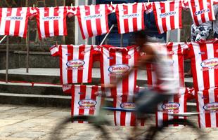 O vermelho e o branco das camisas, bandeiras e faixas do N�utico, colorem a segunda-feira em Pernambuco