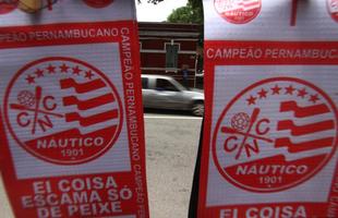 O vermelho e o branco das camisas, bandeiras e faixas do N�utico, colorem a segunda-feira em Pernambuco