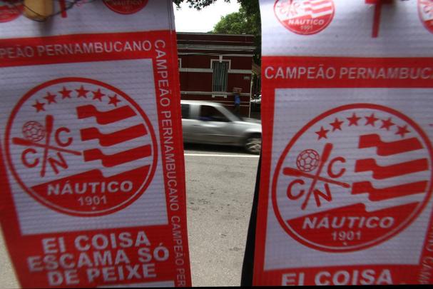 O vermelho e o branco das camisas, bandeiras e faixas do Nutico, colorem a segunda-feira em Pernambuco