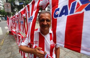 O vermelho e o branco das camisas, bandeiras e faixas do N�utico, colorem a segunda-feira em Pernambuco