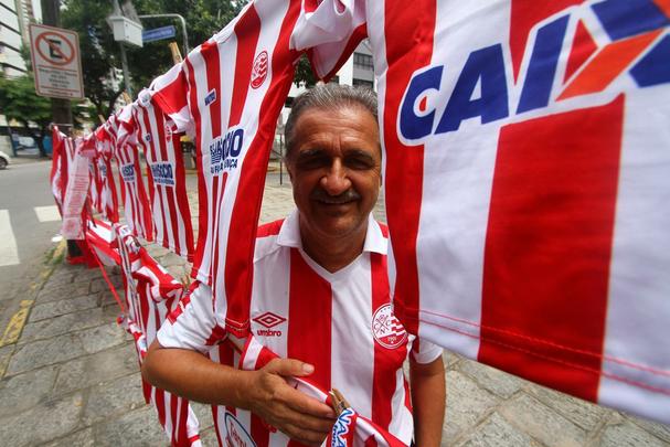 O vermelho e o branco das camisas, bandeiras e faixas do Nutico, colorem a segunda-feira em Pernambuco