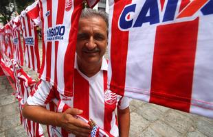O vermelho e o branco das camisas, bandeiras e faixas do N�utico, colorem a segunda-feira em Pernambuco