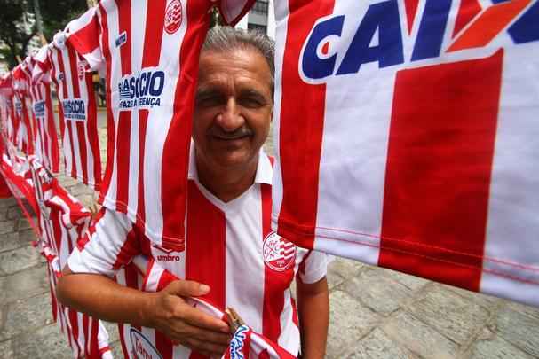 O vermelho e o branco das camisas, bandeiras e faixas do Nutico, colorem a segunda-feira em Pernambuco