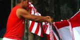 O vermelho e o branco das camisas, bandeiras e faixas do Nutico, colorem a segunda-feira em Pernambuco