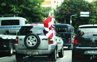 O vermelho e o branco das camisas, bandeiras e faixas do N�utico, colorem a segunda-feira em Pernambuco
