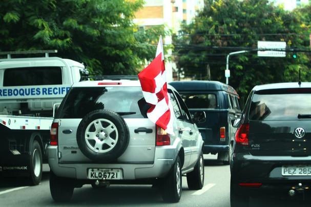 O vermelho e o branco das camisas, bandeiras e faixas do Nutico, colorem a segunda-feira em Pernambuco