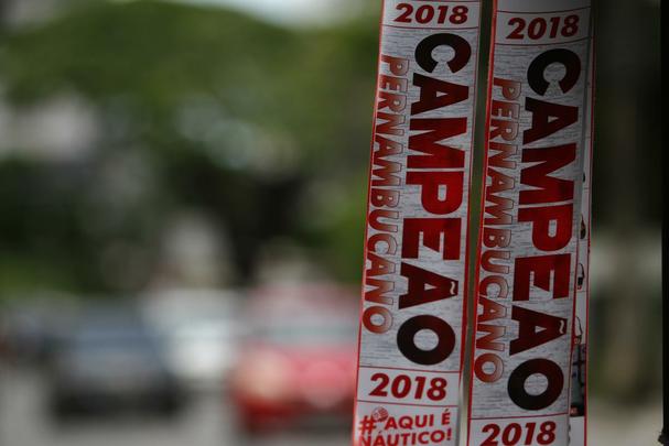 O vermelho e o branco das camisas, bandeiras e faixas do Nutico, colorem a segunda-feira em Pernambuco