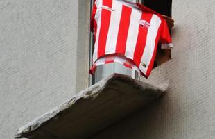 O vermelho e o branco das camisas, bandeiras e faixas do N�utico, colorem a segunda-feira em Pernambuco