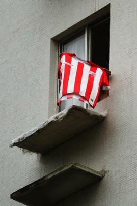 O vermelho e o branco das camisas, bandeiras e faixas do Nutico, colorem a segunda-feira em Pernambuco