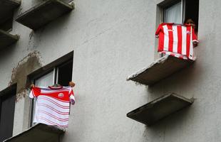 O vermelho e o branco das camisas, bandeiras e faixas do N�utico, colorem a segunda-feira em Pernambuco