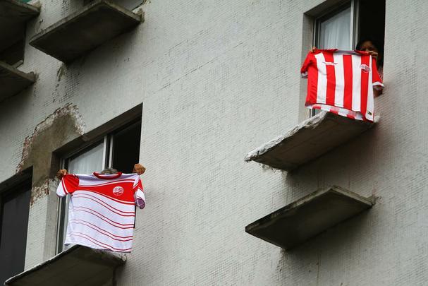 O vermelho e o branco das camisas, bandeiras e faixas do Nutico, colorem a segunda-feira em Pernambuco