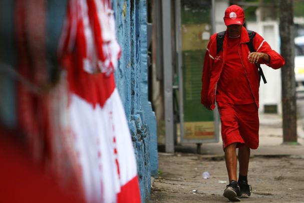 O vermelho e o branco das camisas, bandeiras e faixas do Nutico, colorem a segunda-feira em Pernambuco