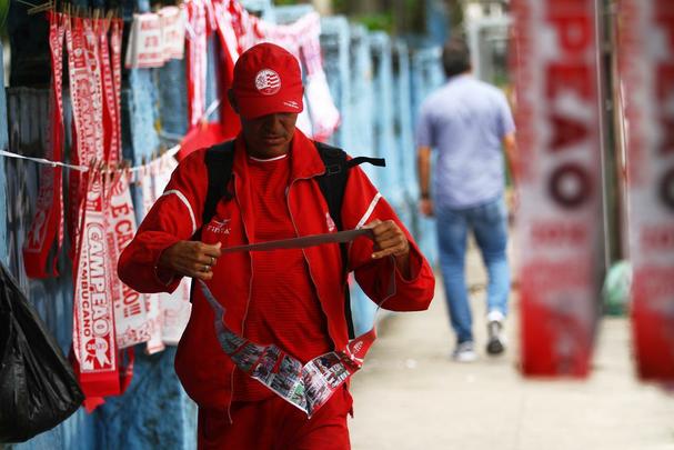 O vermelho e o branco das camisas, bandeiras e faixas do Nutico, colorem a segunda-feira em Pernambuco