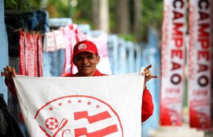 O vermelho e o branco das camisas, bandeiras e faixas do N�utico, colorem a segunda-feira em Pernambuco