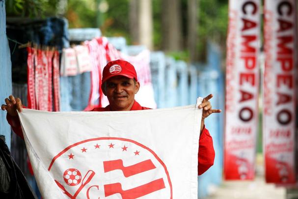 O vermelho e o branco das camisas, bandeiras e faixas do Nutico, colorem a segunda-feira em Pernambuco