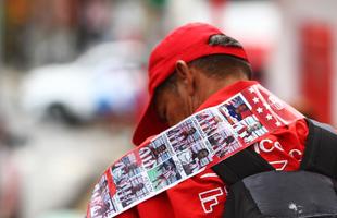 O vermelho e o branco das camisas, bandeiras e faixas do N�utico, colorem a segunda-feira em Pernambuco