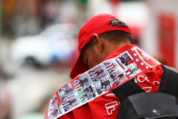 O vermelho e o branco das camisas, bandeiras e faixas do Nutico, colorem a segunda-feira em Pernambuco