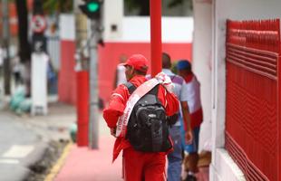 O vermelho e o branco das camisas, bandeiras e faixas do N�utico, colorem a segunda-feira em Pernambuco