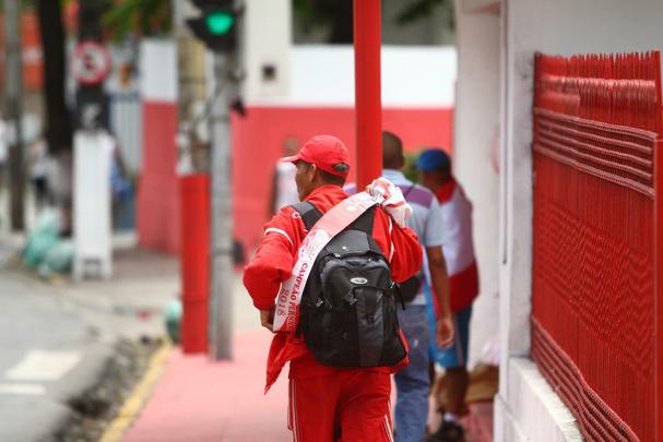 O vermelho e o branco das camisas, bandeiras e faixas do Nutico, colorem a segunda-feira em Pernambuco