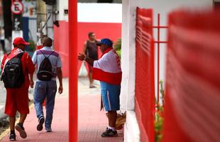 O vermelho e o branco das camisas, bandeiras e faixas do N�utico, colorem a segunda-feira em Pernambuco