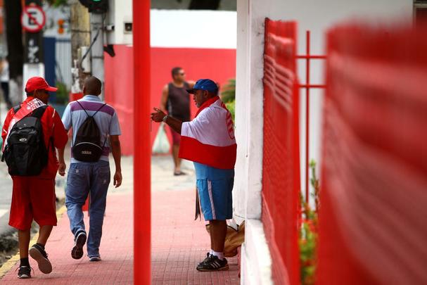 O vermelho e o branco das camisas, bandeiras e faixas do Nutico, colorem a segunda-feira em Pernambuco