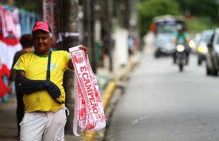 O vermelho e o branco das camisas, bandeiras e faixas do N�utico, colorem a segunda-feira em Pernambuco
