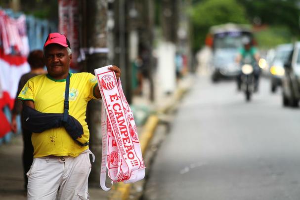 O vermelho e o branco das camisas, bandeiras e faixas do Nutico, colorem a segunda-feira em Pernambuco