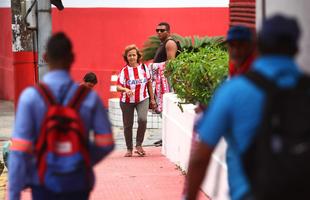 O vermelho e o branco das camisas, bandeiras e faixas do N�utico, colorem a segunda-feira em Pernambuco