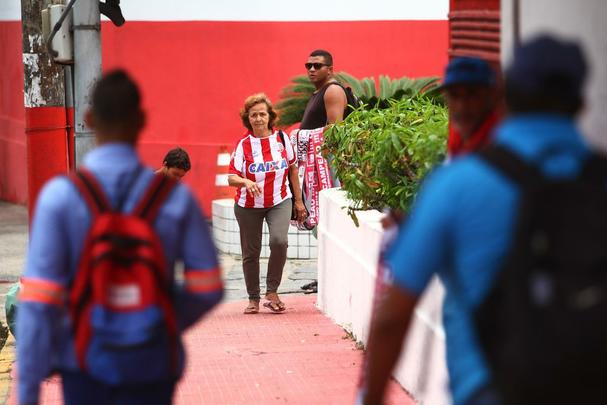 O vermelho e o branco das camisas, bandeiras e faixas do Nutico, colorem a segunda-feira em Pernambuco