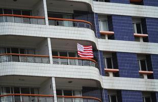 O vermelho e o branco das camisas, bandeiras e faixas do N�utico, colorem a segunda-feira em Pernambuco