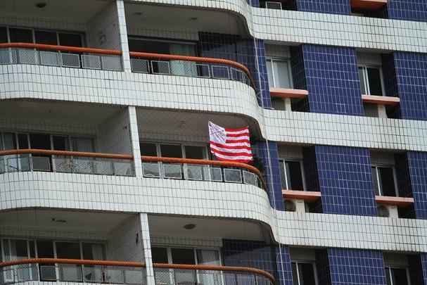 O vermelho e o branco das camisas, bandeiras e faixas do Nutico, colorem a segunda-feira em Pernambuco