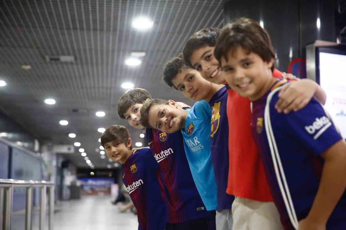 Nove jogadores do Barcelona Legends desembarcaram na noite desta quarta na capital pernambucana