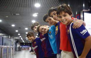 Nove jogadores do Barcelona Legends desembarcaram na noite desta quarta na capital pernambucana