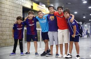 Nove jogadores do Barcelona Legends desembarcaram na noite desta quarta na capital pernambucana