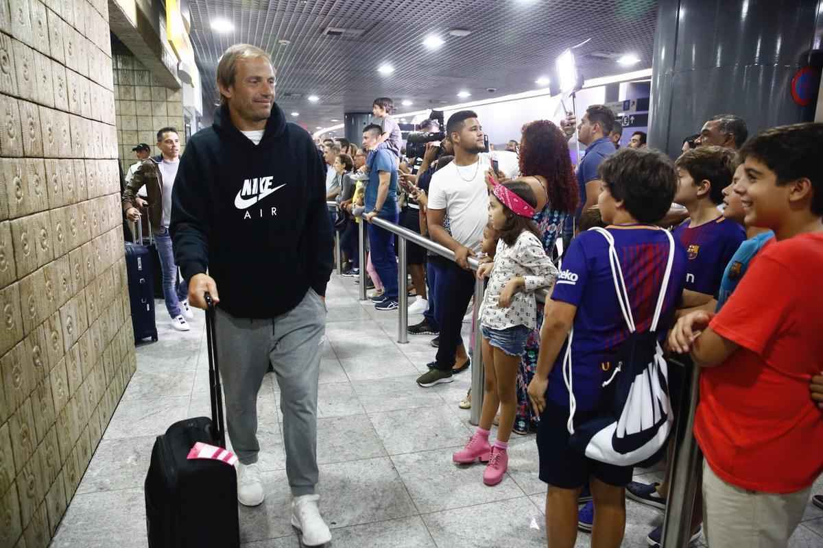 Nove jogadores do Barcelona Legends desembarcaram na noite desta quarta na capital pernambucana