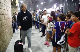 Nove jogadores do Barcelona Legends desembarcaram na noite desta quarta na capital pernambucana