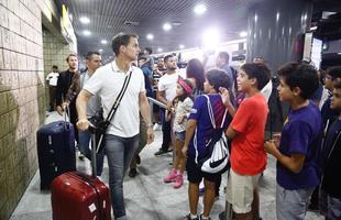 Nove jogadores do Barcelona Legends desembarcaram na noite desta quarta na capital pernambucana